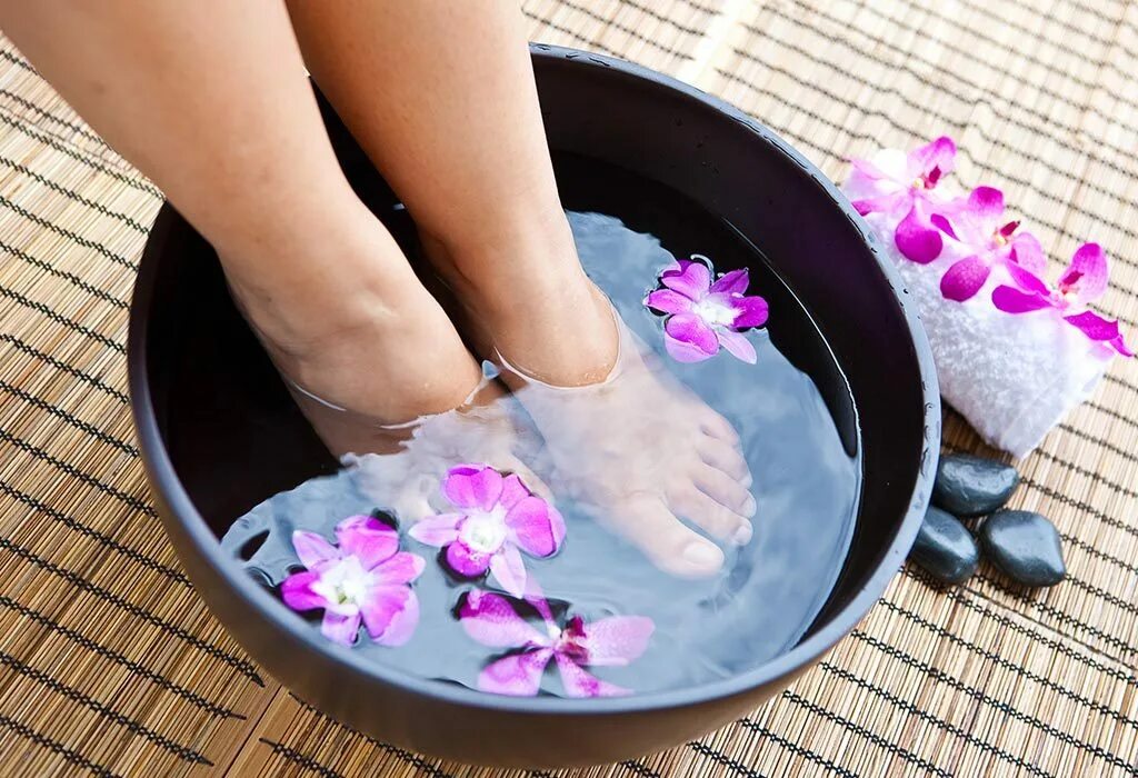 Foot bathing. Ванночка для ног. Ванна для ног. Лечебные ванночки для ног. Ножные ванночки.