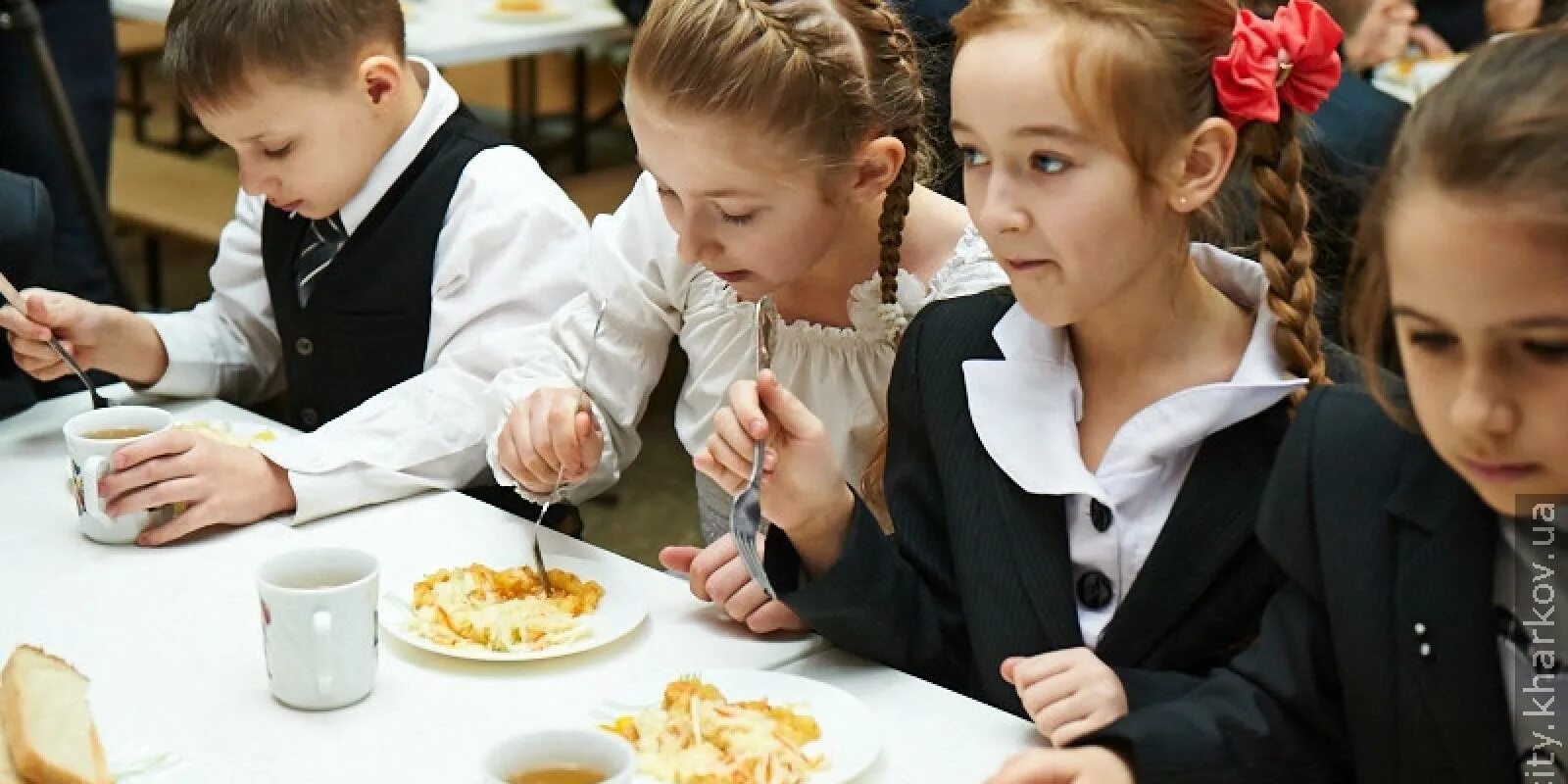 Хорошие простые школы. Ученики в столовой. Школьник за столом. Школьный обед. Столовая в школе.