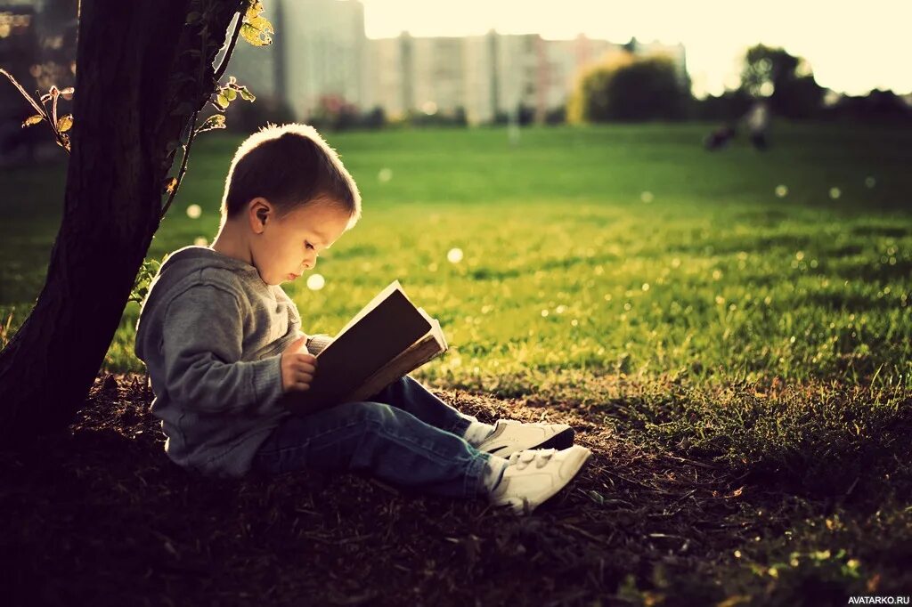 Солнечный ребенок книга. Книги для детей. мальчик с книжкой. книга для мальчиков. радостное чтение.