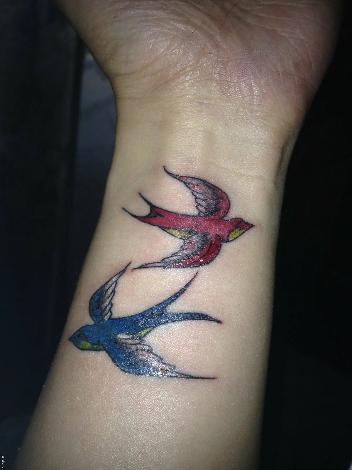 тату птицы. тату ласточка. тату ласточка на кисти. тату птицы. тату ласточка на запястье.