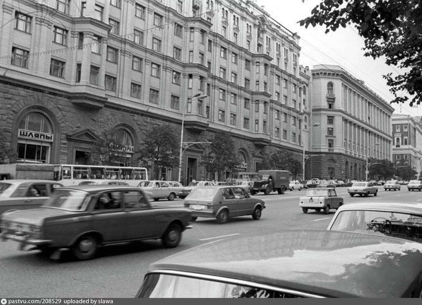 Улица горького в москве. Магазин пионер ул горького. магазин пионер в москве на улице горького. 1980 москва улица горького. магазин пионер на ул горького в москве.