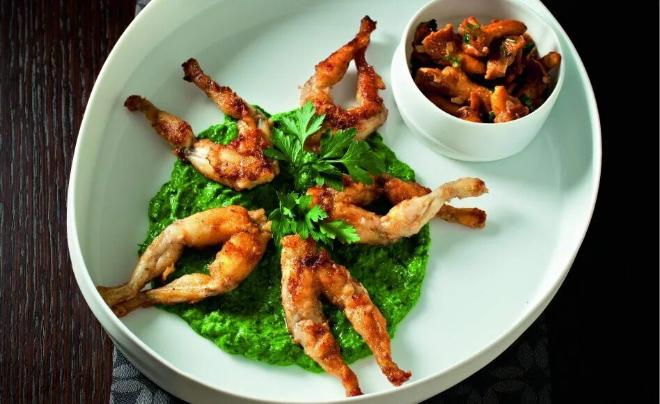 Frog legs. Кухня Франции лягушачьи лапки. Французские деликатесы лягушачьи лапки. Лягушачьи лапки во Франции в ресторане. Лягушачьи лапки блюдо Франции.