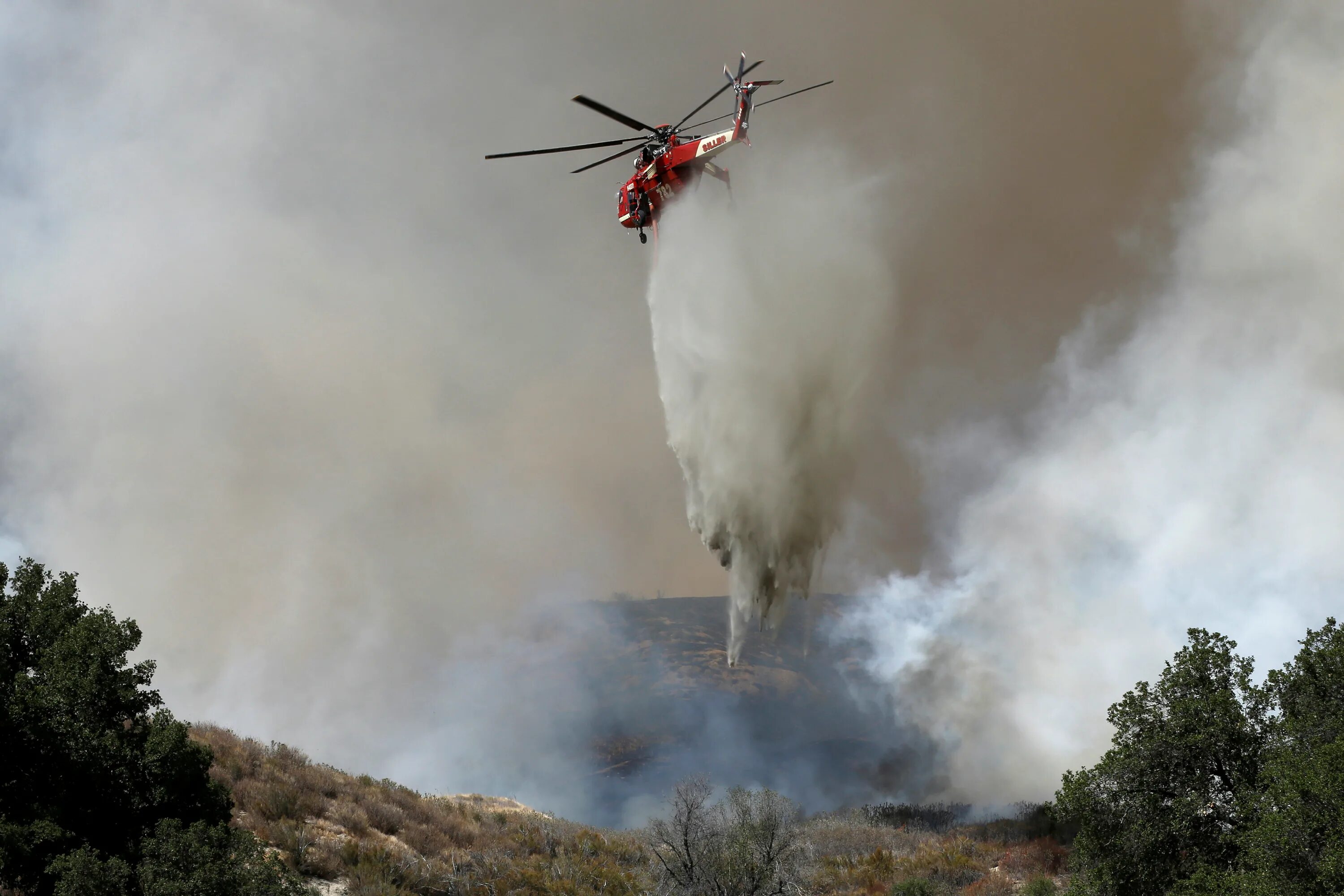 Вертолет для тушения пожаров. Вертолет "пожарный". Тушение лесного пожара с вертолета. Тушение лесных пожаров с воздуха.