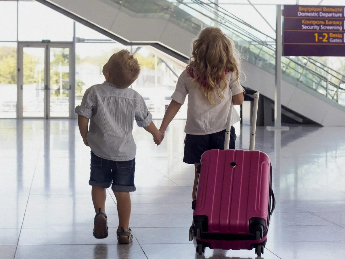 Порядок выезда детей. Дети в аэропорту. Выезд ребенка за границу. Дети с родителями в аэропорту. Чемодан для детей.