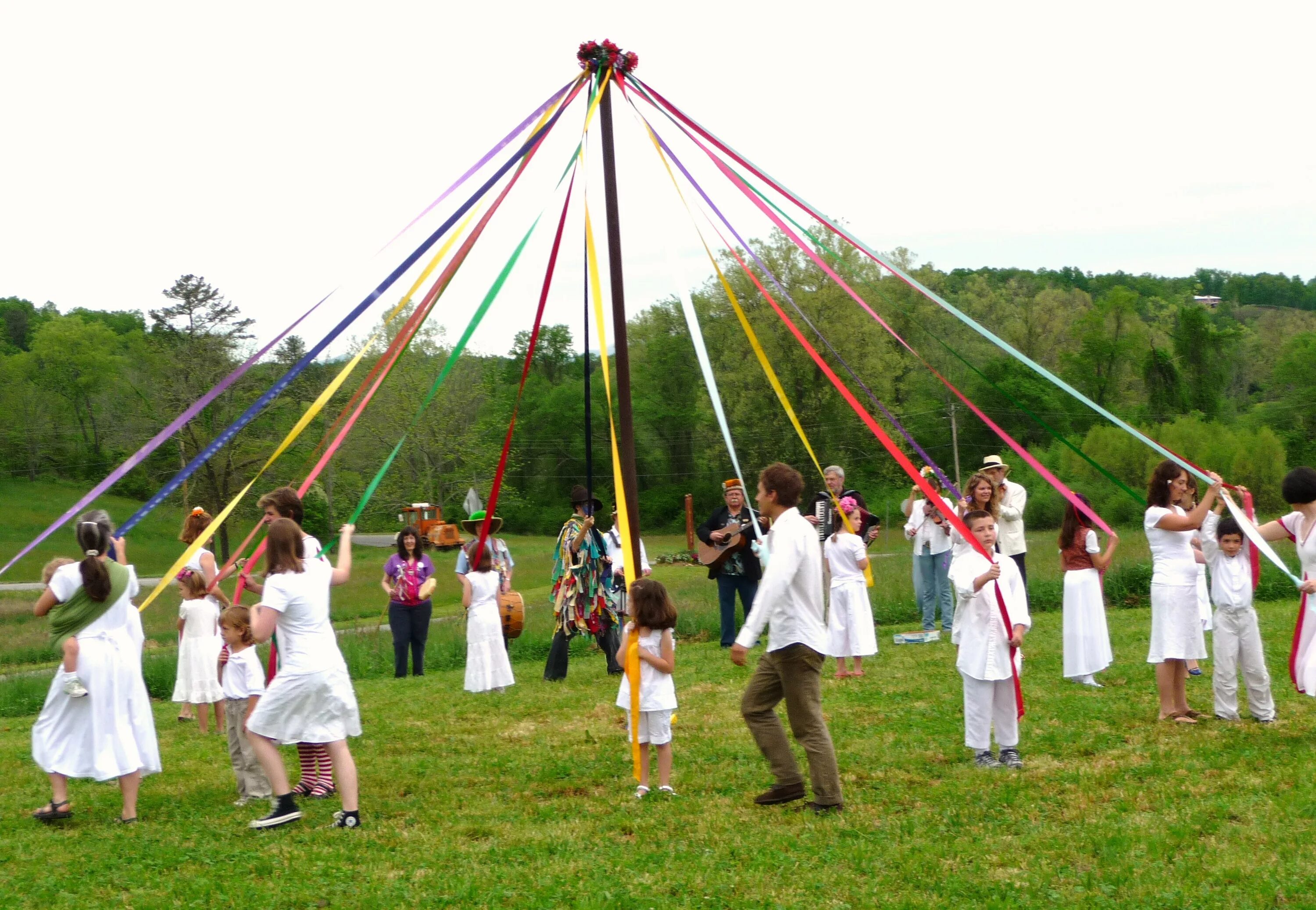 Maypole Майское дерево. Майский праздник в Великобритании May Day. Фестиваль Майское дерево Приозерск. The Maypole праздник в Англии. Песня танцы вокруг