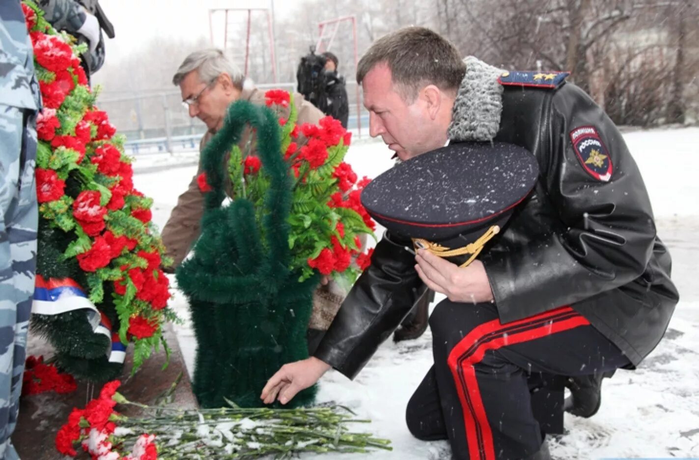 Похороны военнослужащего. Помощь семье погибшего. Памятники погибшим ан-148. Сотрудники фсб возложили цветы. Зимняя вишня фото погибших при пожаре.