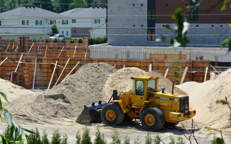 Строительство какая техника используется. Песок стройка. Бульдозер на стройке. Трактор "на стройке". Песок строительный.