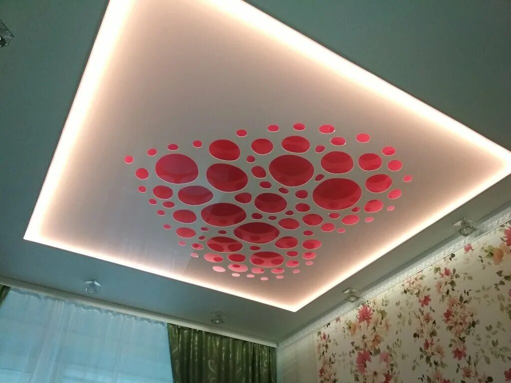 Натяжные потолки в рассрочку пермь. Установка натяжных потолков пермь. Натяжные потолки в ялте установка. Натяжные потолки сборка. Установка натяжных потолков пермь.