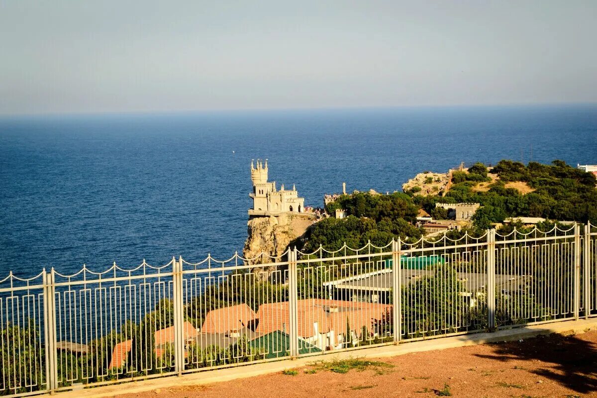 Смотровая ласточкино гнездо. Черное море крым ласточкино гнездо. Ласточкино гнездо крым 1912. Ялта замок ласточкино гнездо. Ялта замок ласточкино гнездо.