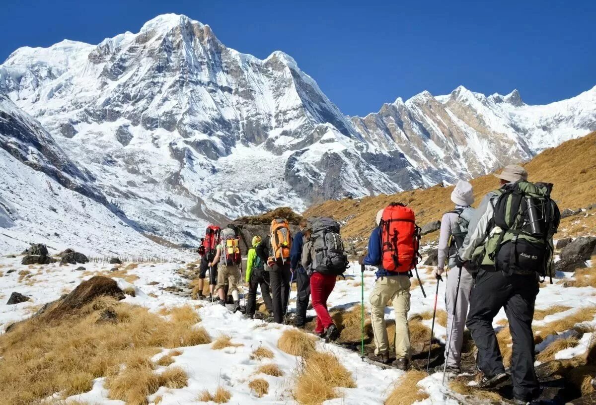 Высокогорный треккинг Непал. Гималаи Аннапурна треккинг. Annapurna Base Camp Trek. Треккинг хайкинг. Группа туристов находится