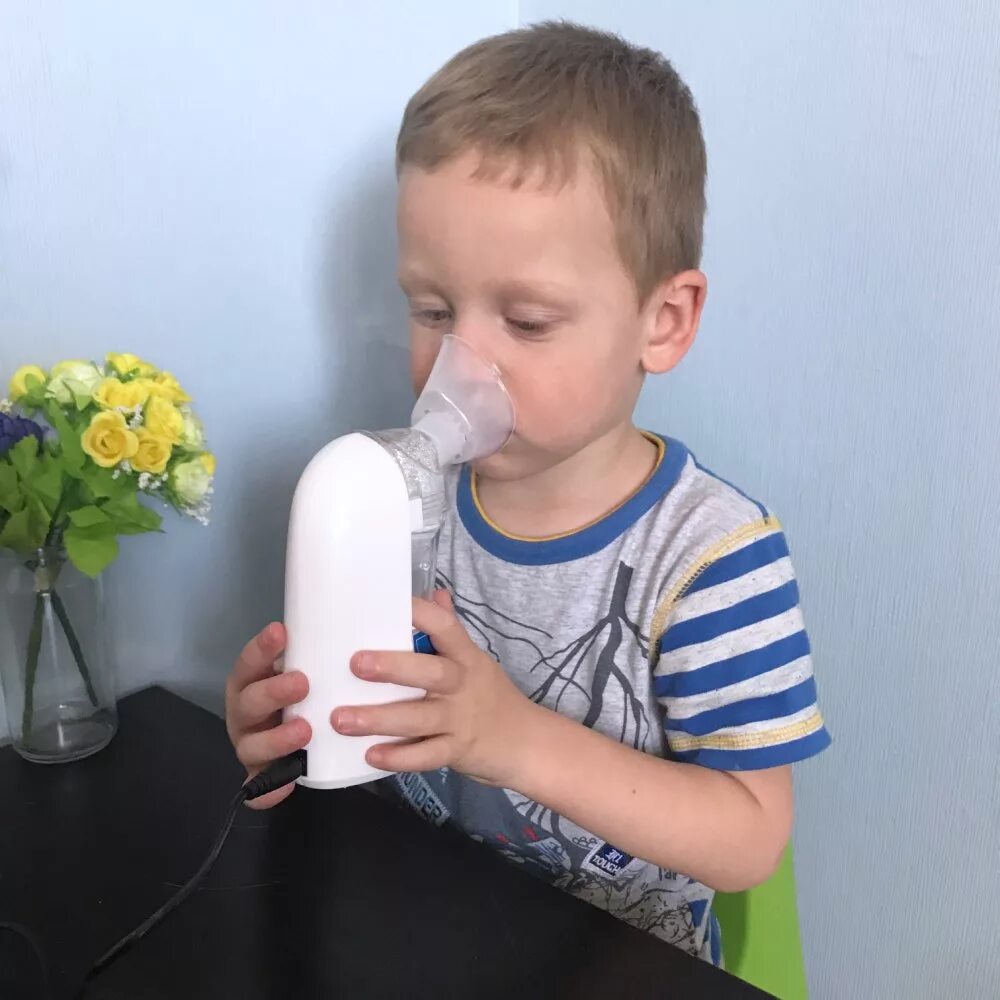 ингаляция небулайзером детям. портативный ингалятор для детей. ингаляция фото. лекарство для ингалятора от кашля для детей до 3 лет. ингалятор для детей.