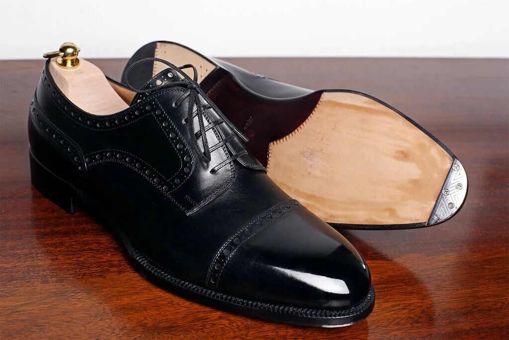 Ремонтная мастерская обуви. Shoes обувь ремонт. Shoes обувь ремонт. Shoes обувь ремонт. Обувь в руках.