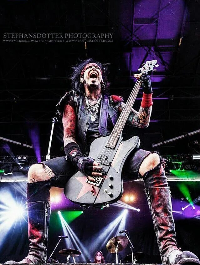 Dio sixx. Nikki Sixx. Oloyin Sixx. MD: Joe Sixx.