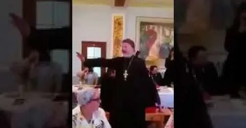 Священник поет