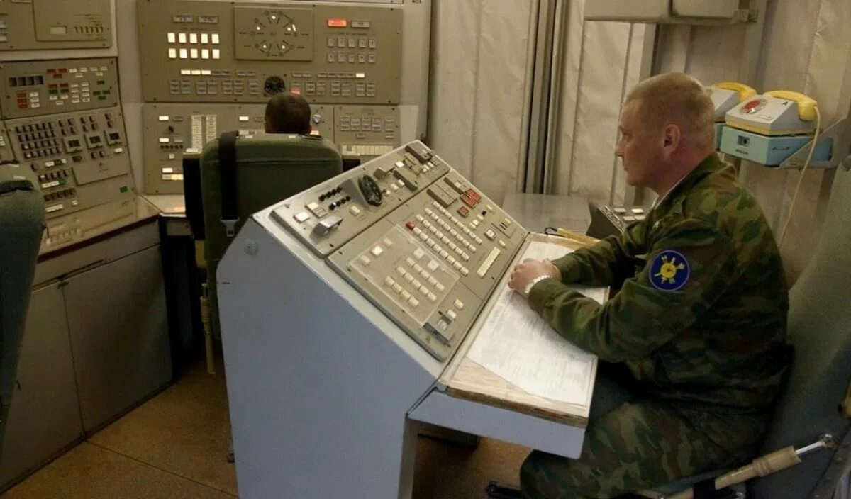 Пульт управления запуска. Центральный командный пункт (цкп) рвсн. центр боевого управления рвсн,. пульт боевого управления рвсн. система 15в109 рвсн.