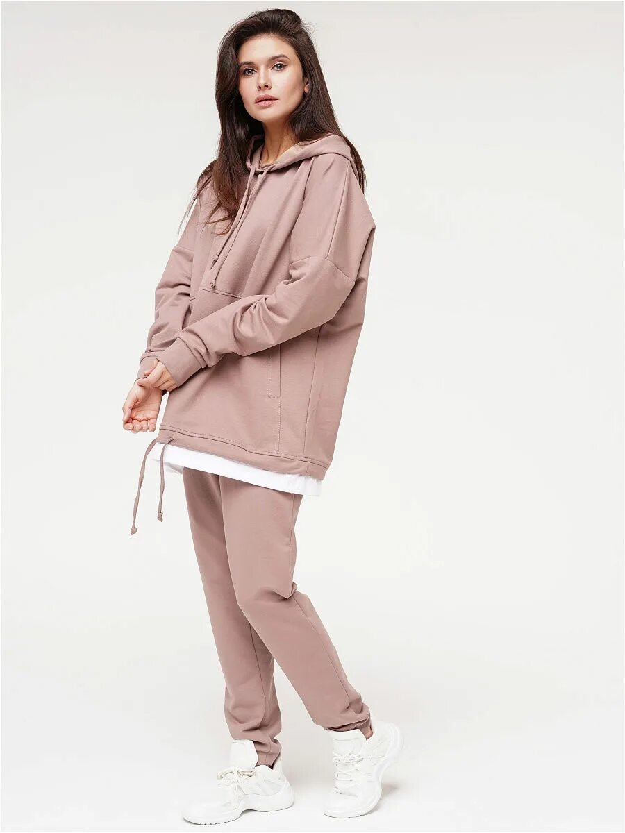 женщина в спортивном костюме. спортивный костюм оверсайз. костюм адидас женский оверсайз. брючный женский костюм женский оверсайз. спортивные костюмы оверсайз женские 2022.