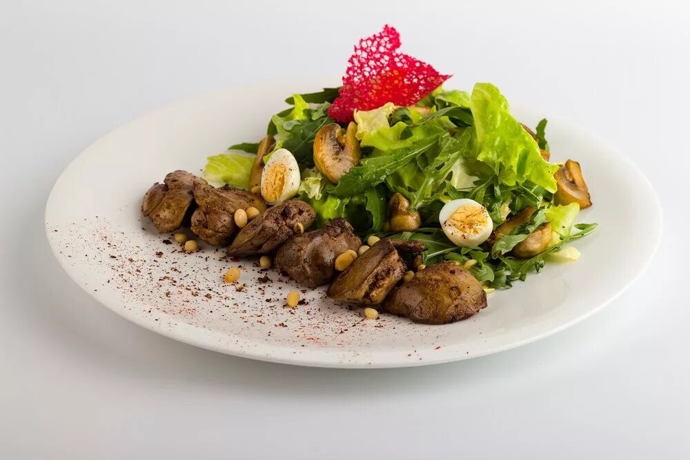 теплый салат из куриной печени. салат с куриной печенью и картошкой. салат с печенью и хурмой. теплый салат из куриной печени. микс салат с куриной печенью.