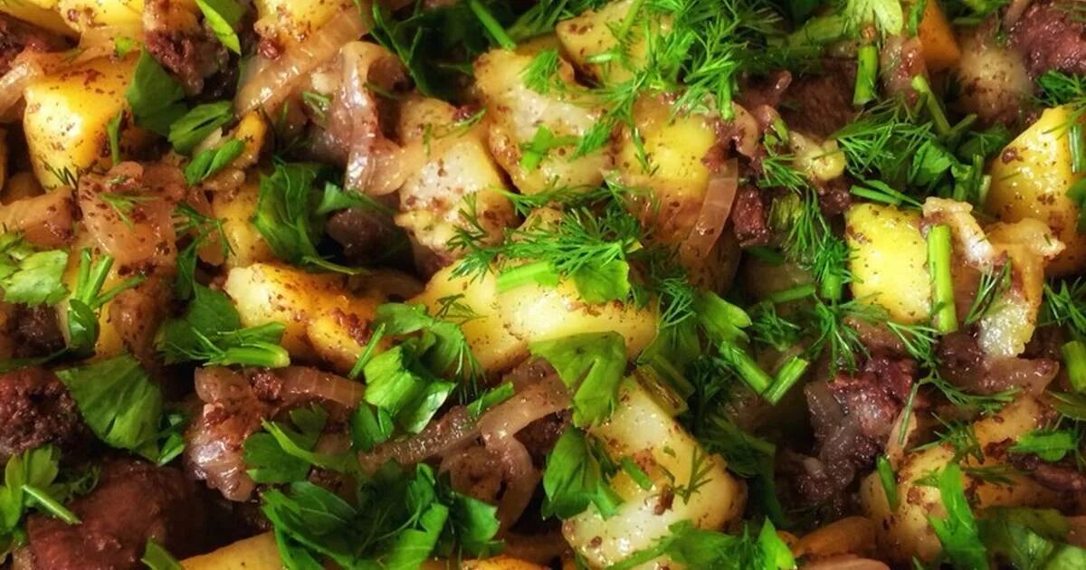 Жареная печень с картошкой. Жаркое из куриной печени с картошкой. Жареная картошка с печенью куриной. Жареная картошка с печенкой.