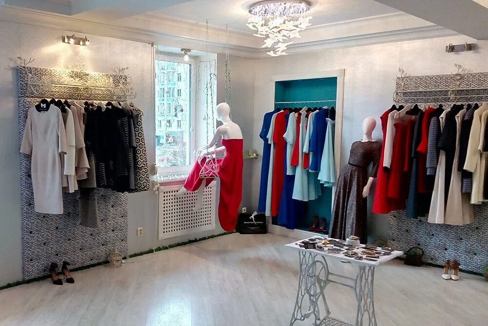 Шоурум одежды. Витрины модных магазинов одежды. Бутик женской одежды. Интерьер бутика. Выставка молодых дизайнеров.