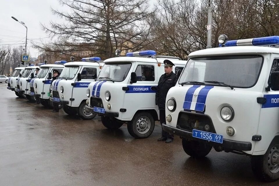 Полицейский на руси 9 букв. Полицейский УАЗ Буханка. УАЗ Буханка полиция. Полицейские машины России. Служебная машина полиции.