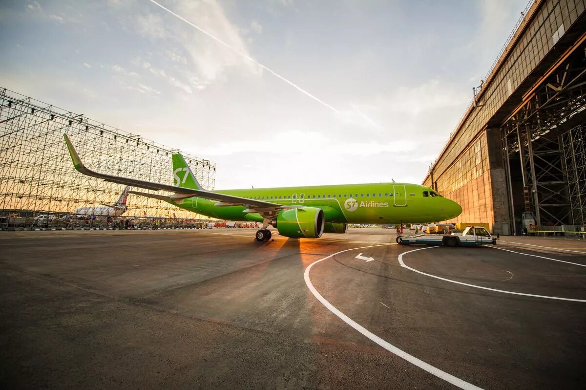 S7 airlines на айфон. S7 Airlines. Зелёный самолёт s7. S7 Airlines s7 Airlines. S7 Airlines Иркутск.