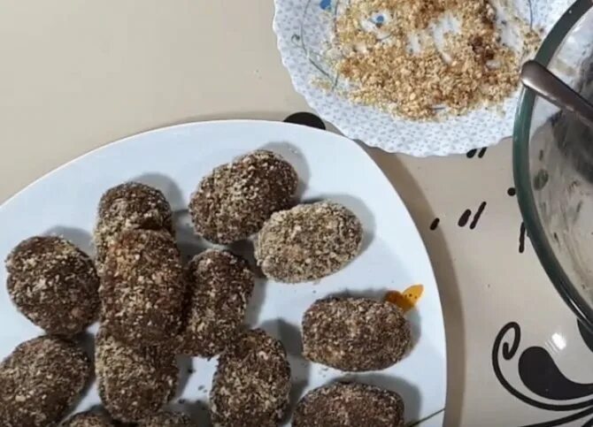 Картошка из ванильных сухарей. Картошка из сухарей. пирожное картошка на сухарях. пирожные картошка из сухарей. пирожное картошка из сухарей в домашних.