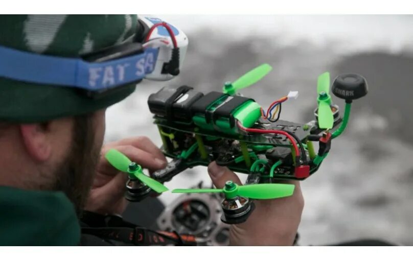 Fpv race. Fpv дрон рейсинг. фпв дронов. fpv пилот. fpv дрон гонки.