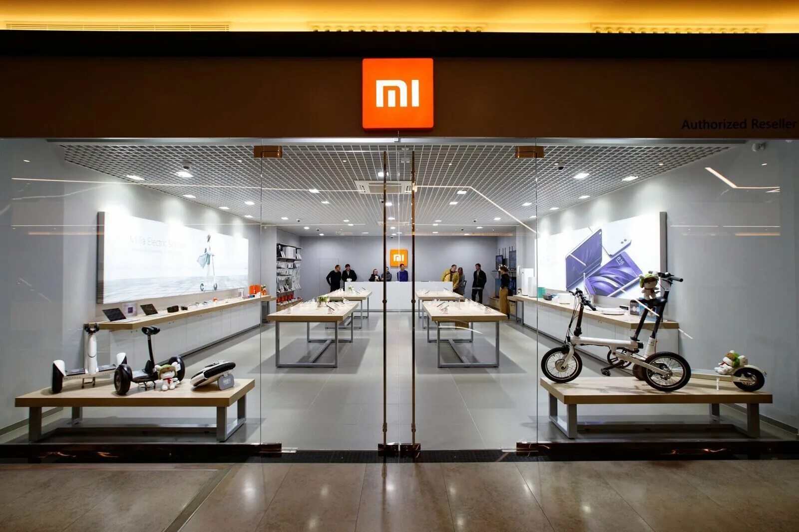 Магазин xiaomi shop. Фирменный магазин Xiaomi. Xiaomi фирменный салон. Магазин Xiaomi в Китае. Магазин салон Сяоми.