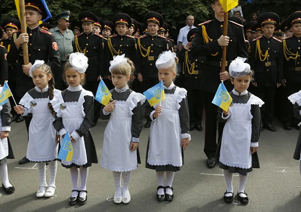 Школа по украински. Школа по украински. Школа по украински. Украинские дети в школе. Школа по украински.
