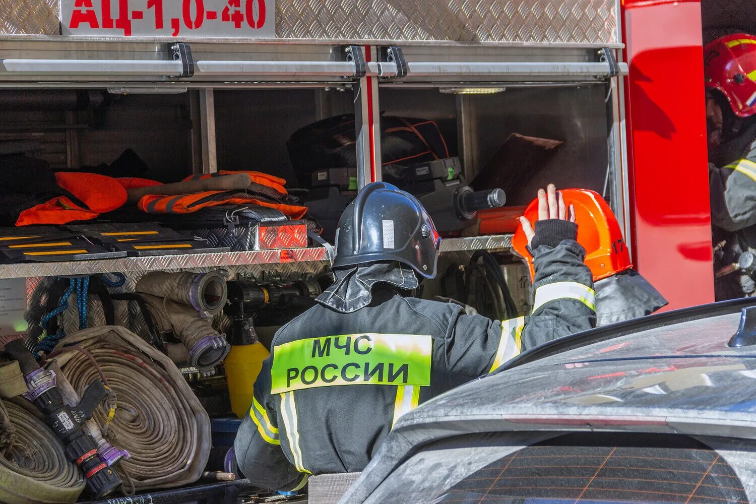 Пожарный. МЧС спасатели пожарные. Праздник пожарных. Пожары в Челябинской области. Мчс раненые