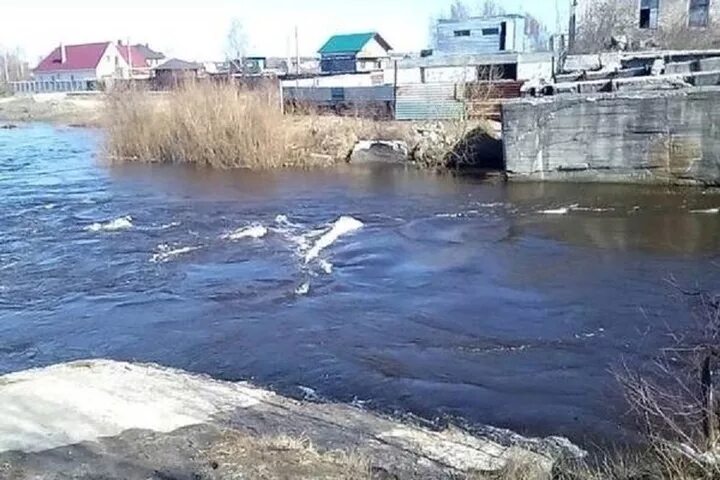 Сброс воды десногорское. Река Снежеть Брянск. Плотина Снежка Брянск. Плотина на реке Снежеть Брянск. Брянская область весной разливы рек.