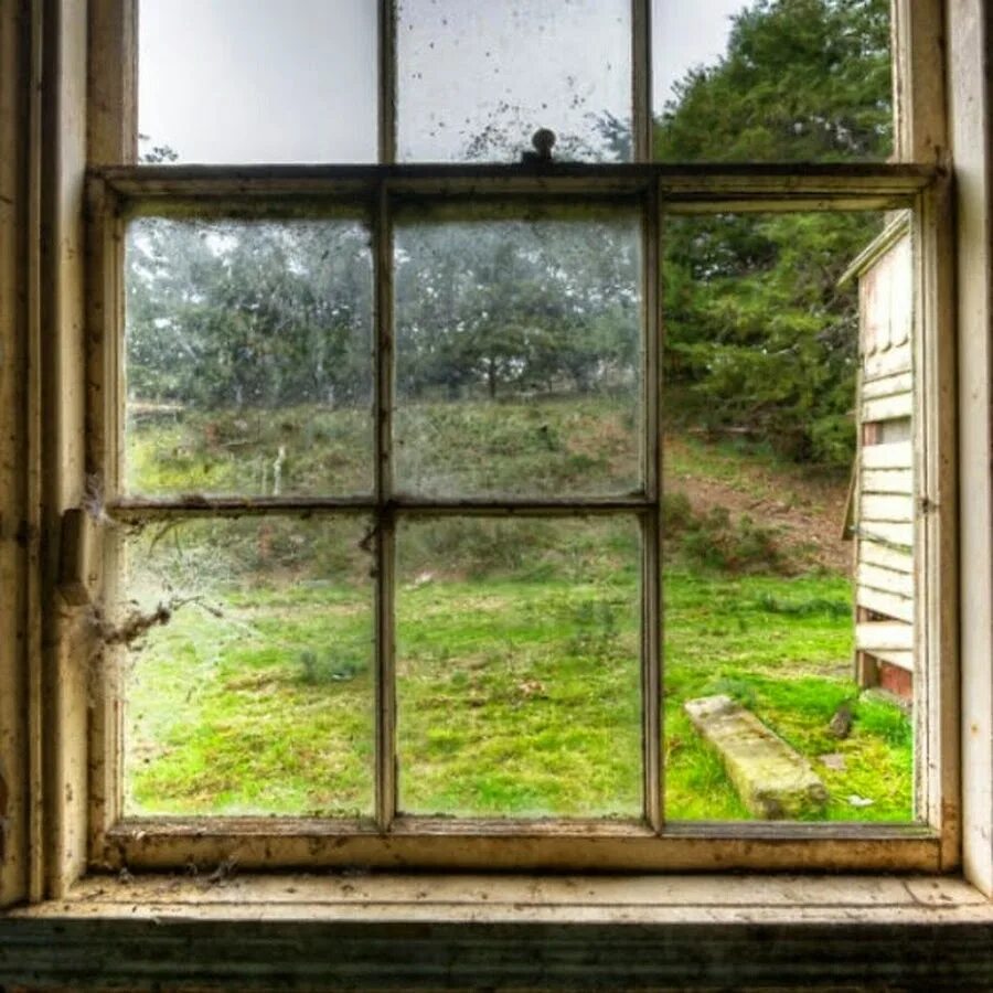 Окна старинный дом. Старинные окна. Деревянные окна изнутри старые. Деревенское окно изнутри. Окно в заброшенном здании.