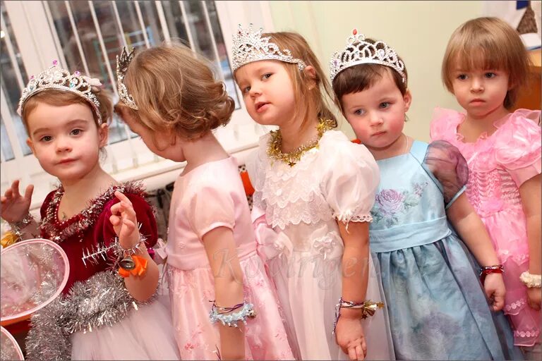 прическа ребенку на утренник. праздничные прически для девочек. причёски для девочек на средние волосы. детские праздничные прически. причёски для девочек в садик на выпускной.