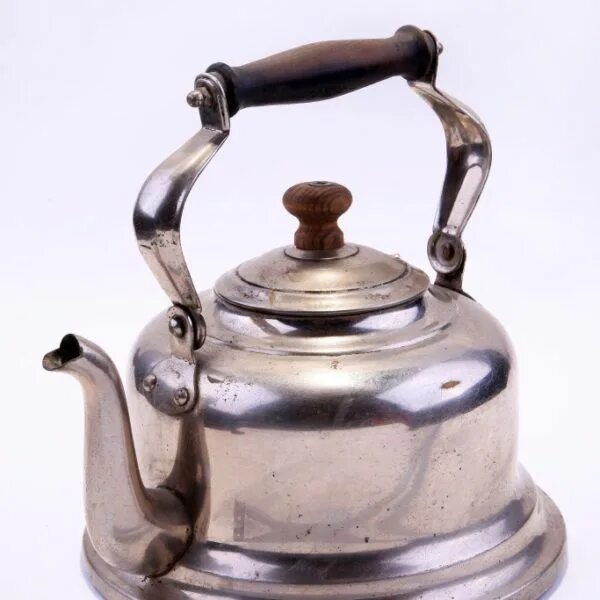 Чайники производство россия. Чайник газовый. Чайник для газовой плиты в стиле ретро. Чайник металлический для газовой. Красивые чайники для газовой плиты.