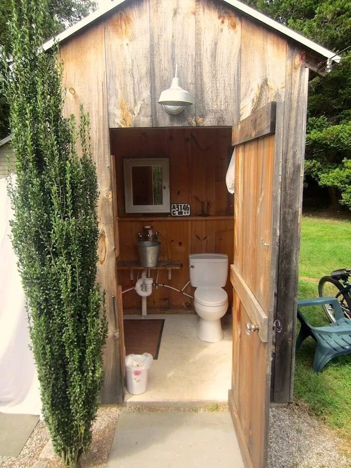 Дачный пудр клозет. Уличный туалет для дачи. Оригинальный дачный туалет. Необычные туалеты для дачи.