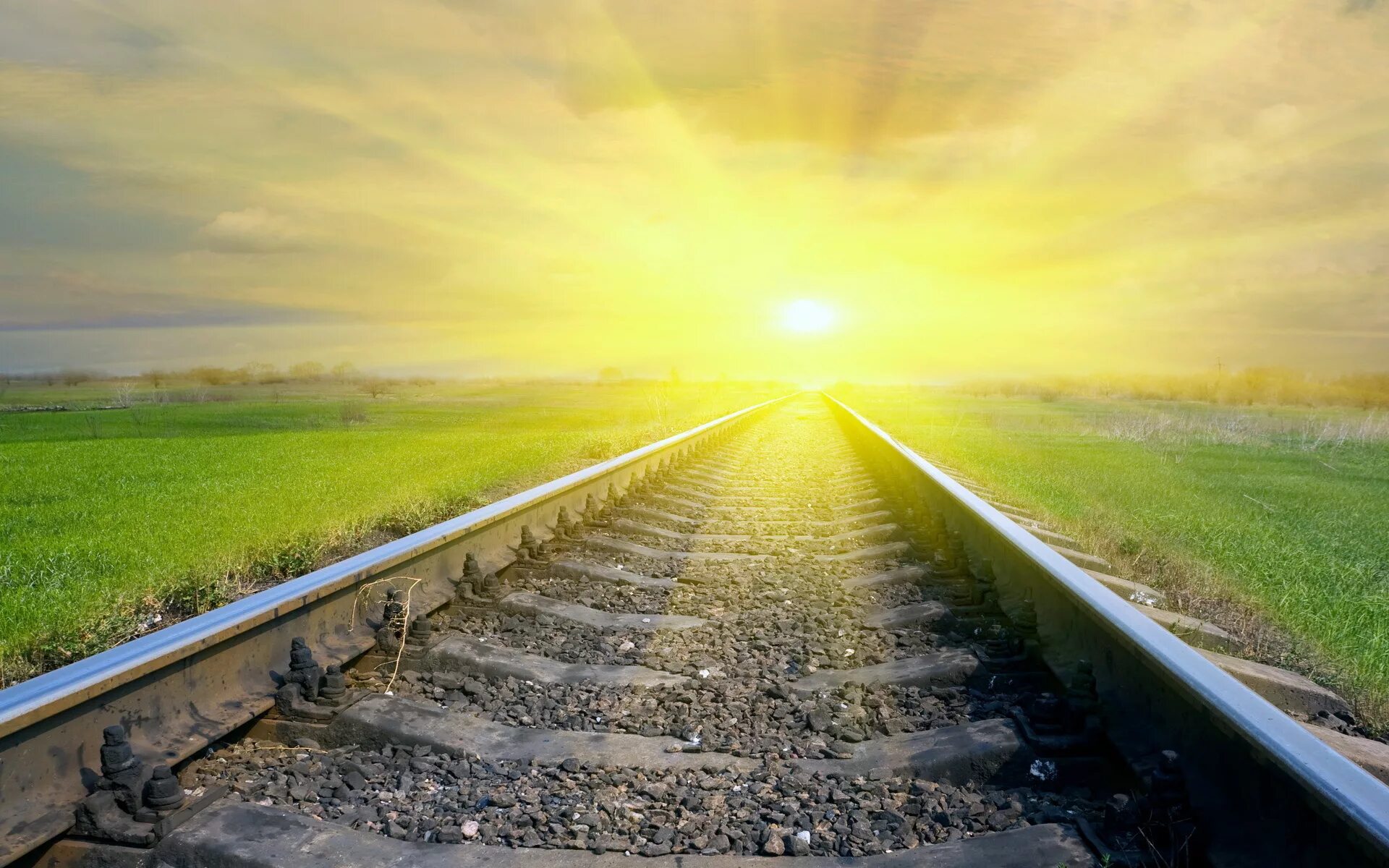 Светлая дорога. Железная дорога. Солнце на дороге. Рельсы и солнце. Все мои друзья видят перспективы будущего