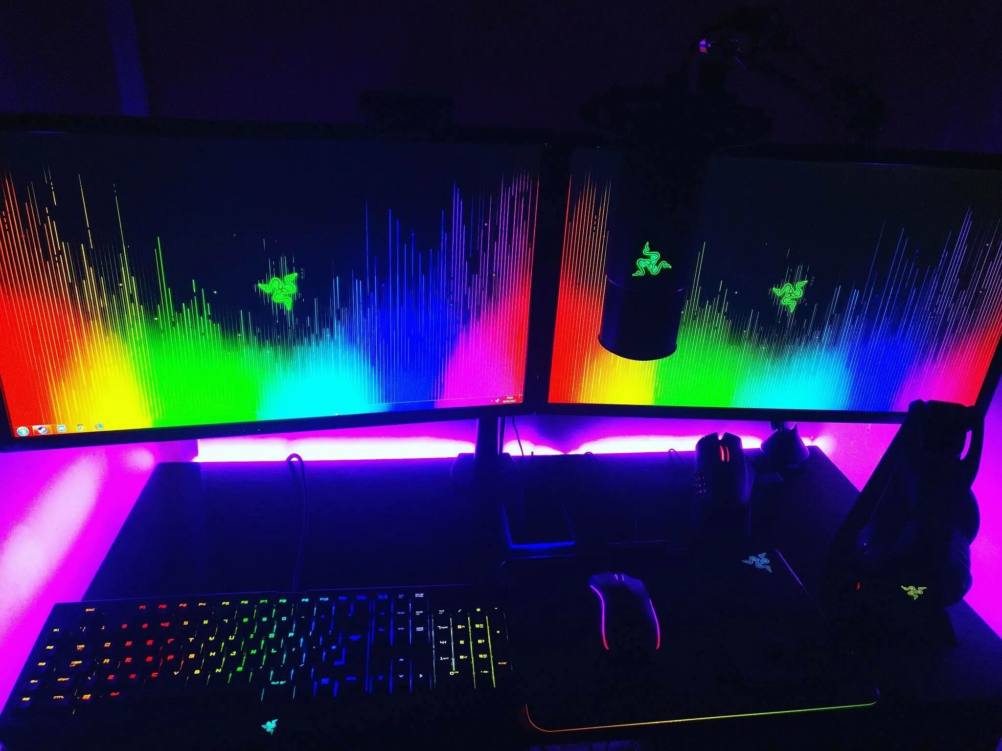 Razer студия. Chroma Team аут. Powered by Razer Chroma RGB программа. Chroma Covers Chroma 10-Raven. Xynth audio chroma