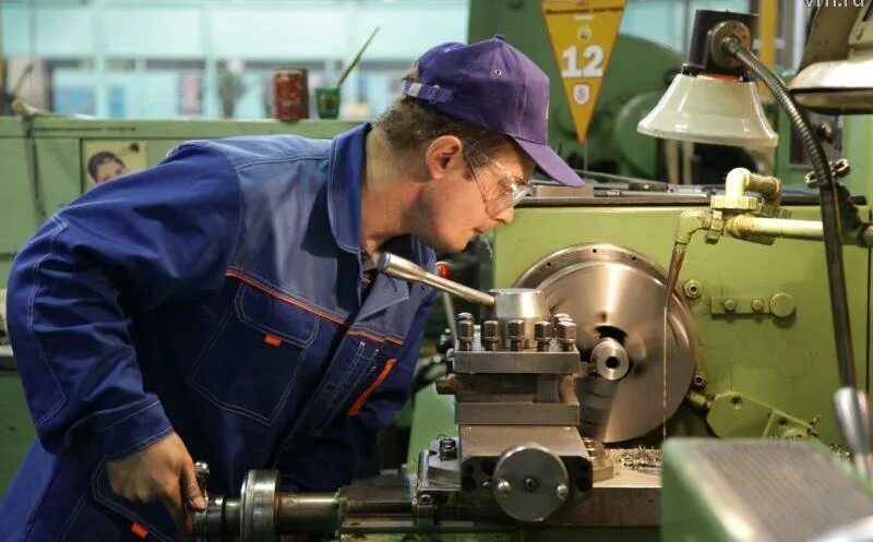 фрезеровщик. фрезеровщик фото. токарь фрезеровщик. токарь фрезеровщик. токарь на заводе.