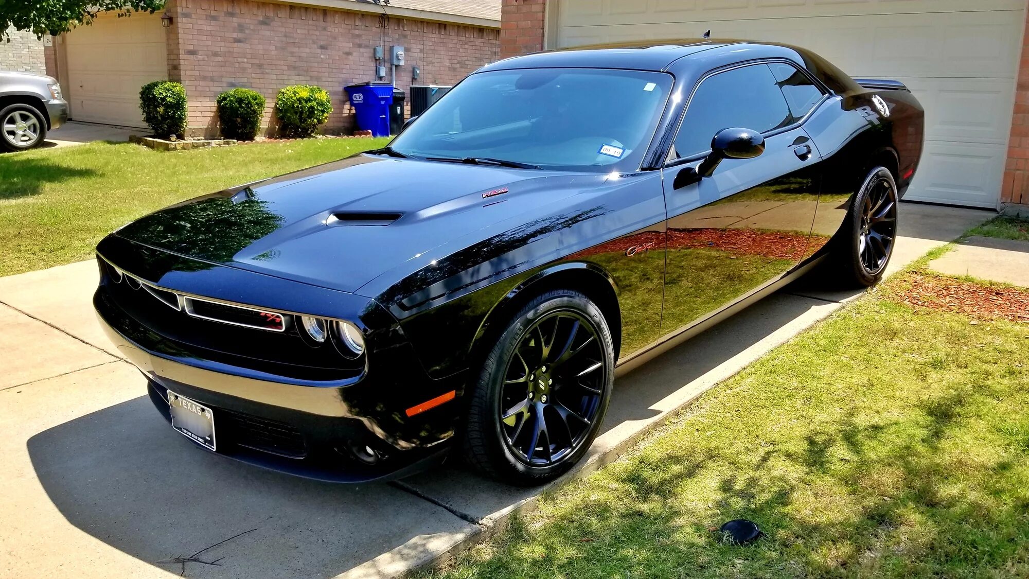 Додж сколько лошадей. Dodge Challenger 2021. Додж Челленджер 2021 черный. Dodge Challenger 2021 черный. Dodge Challenger 2005.