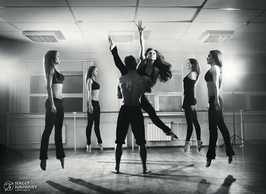 Танцы группами девушки. Девушка танцует. Фотосессия танец. Танцы девушек. Девушка в танцевальном зале.