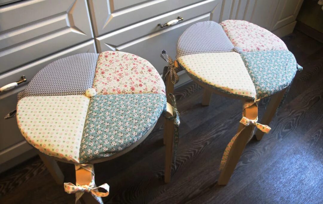 Подушки на табуретки. Чехлы на табуретки для кухни. Чехол на табурет. Чехол на табуретку. Сидушка на табурет круглая.