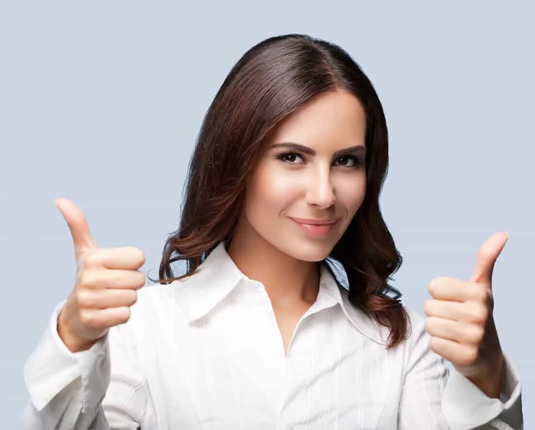 Девушка палец вверх. Довольная девушка. Девушка палец вверх. Девушка палец вверх. Девушка жесты.