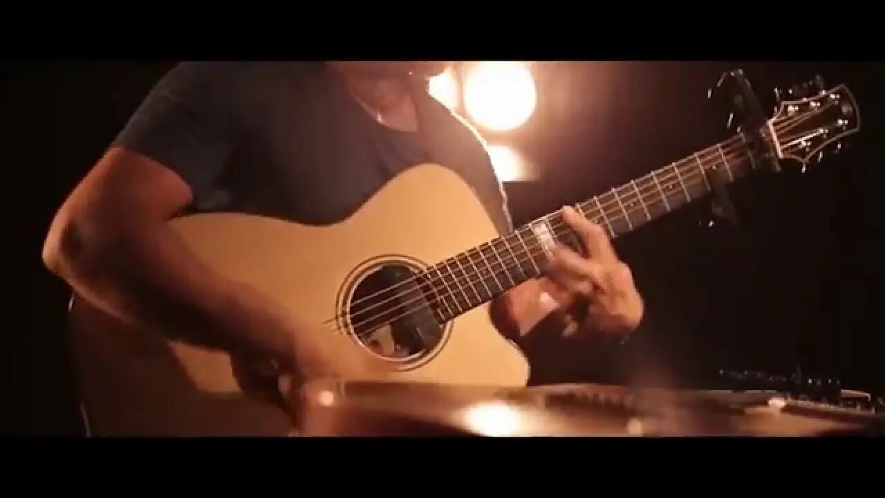 виртуозно играет