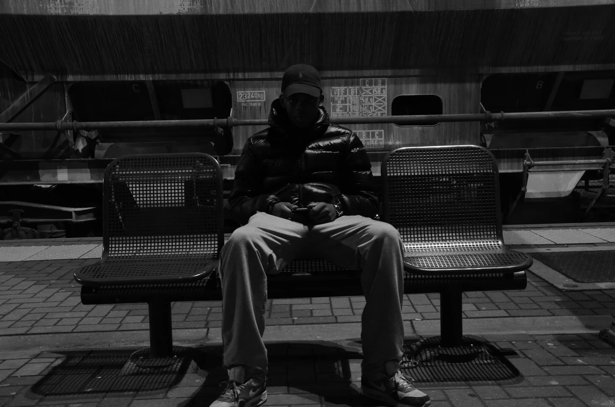 Одинокий человек. Одинокий парень. Одинокий человек на скамейке. Одинокий парень сидит. Sit on a bench