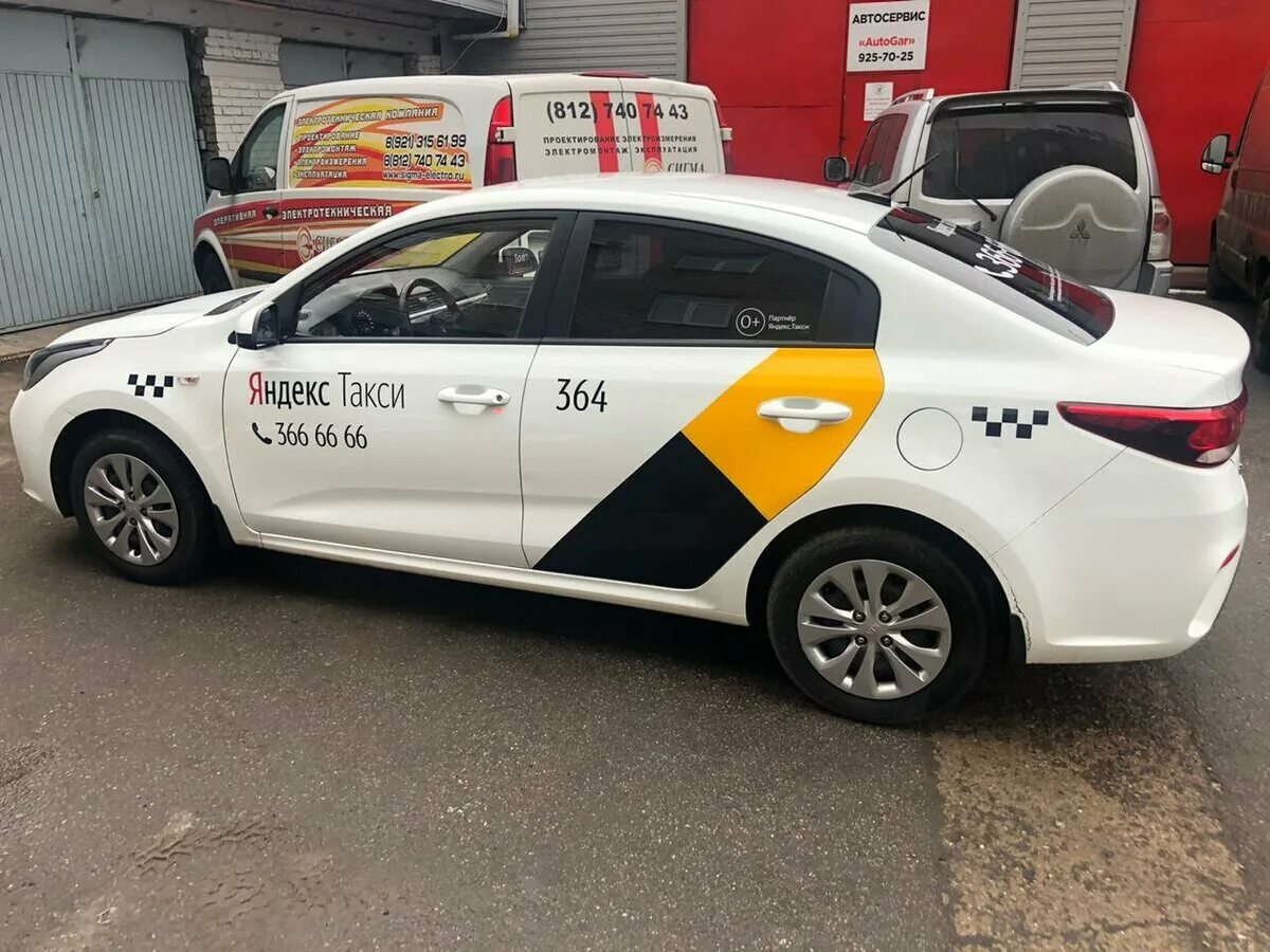 Kia Rio 2017 Taxi. Брендинг авто такси.