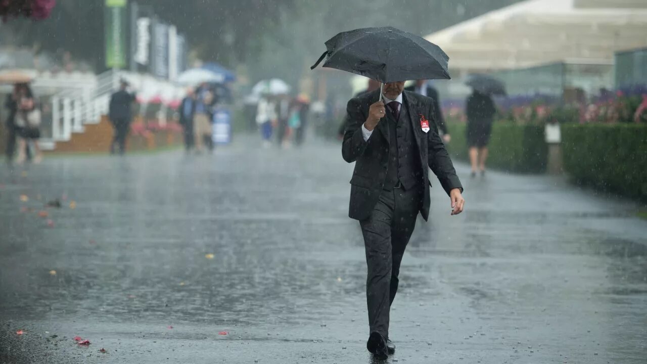 Тема дождливая погода. Англичанин идущий под дождем. Rainy weather дождь. Человек в пасмурную погоду. Воскресенье дождь.