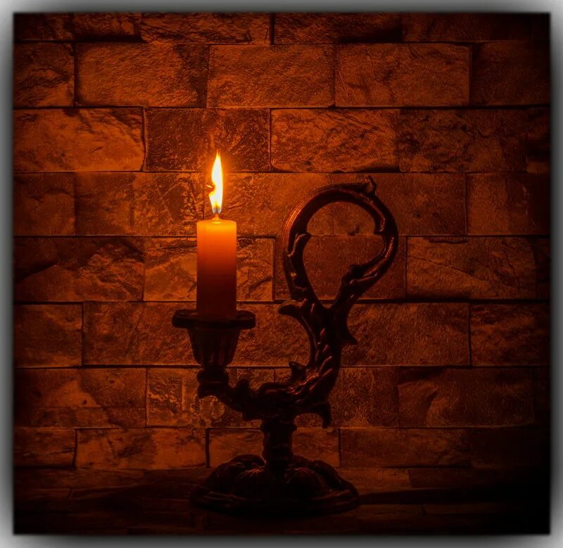 подсвечник горящей свечи. свеча старая. свечи магия. подсвечник горящей свечи. старинная свеча в подсвечнике.