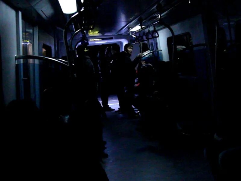 В москве отключили свет. Метро без света. Свет в метро. Вагон метро без света. Выключили свет в вагоне метро.