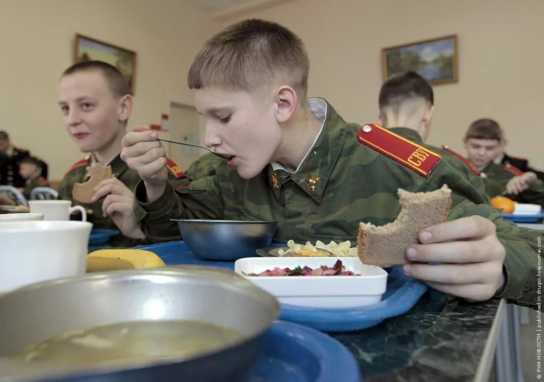 Кадетское после 9. СПБ СВУ Санкт-Петербургское Суворовское военное училище. Суворовское училище в Петербурге. Казарма Суворовское училище Питер. Суворовское военное училище в Санкт-Петербурге после 9.