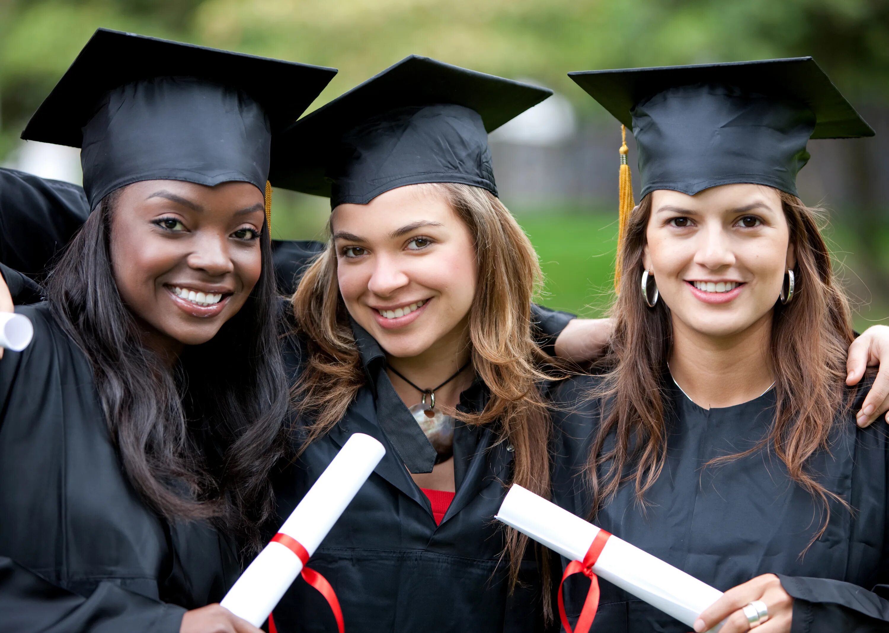 High school graduates. Бакалавр Магистр. Шапочка выпускника. Бакалавр Америка. Выпускной в Америка студенты.